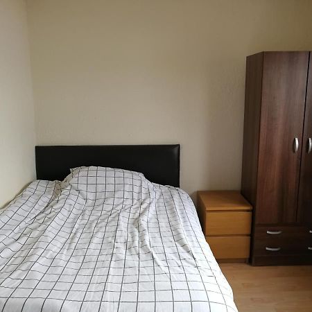A Double Bedroom Near Glasgow City Centre Not In Great Condition Suitable For Short Stay Luaran gambar