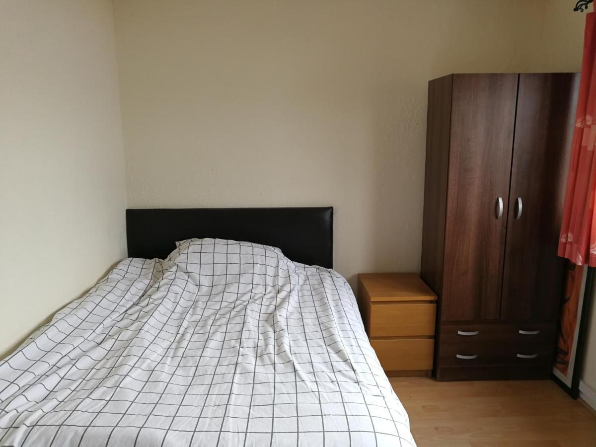 A Double Bedroom Near Glasgow City Centre Not In Great Condition Suitable For Short Stay Luaran gambar